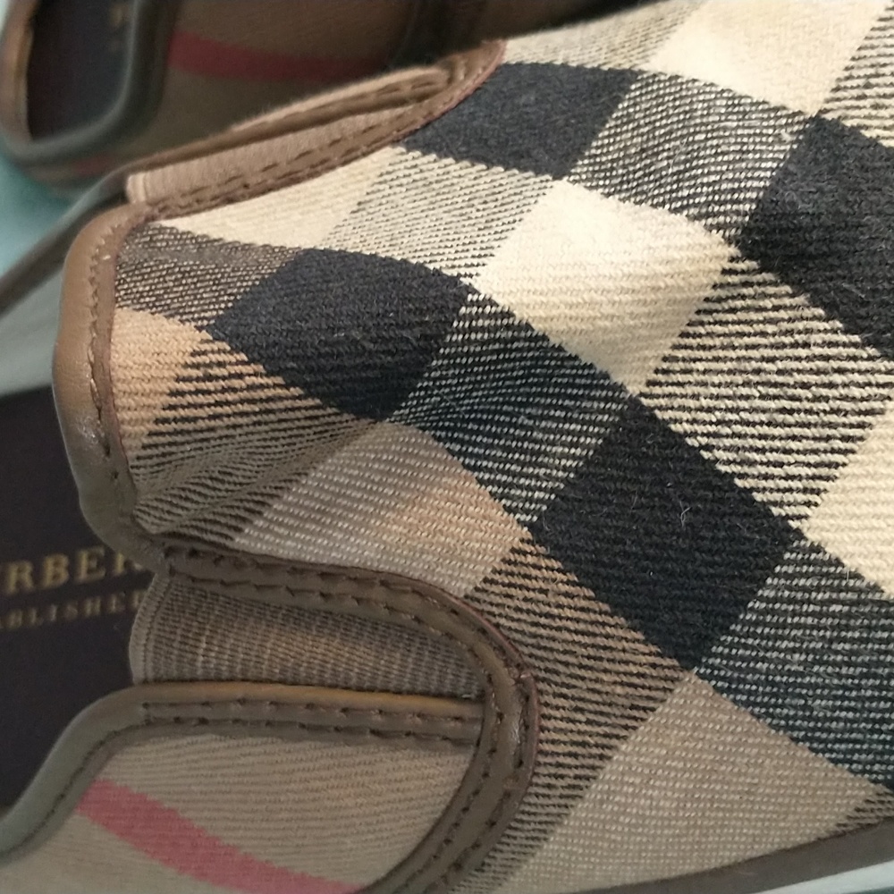 BURBERRY  SLIP ON'S - Picture 8 of 10